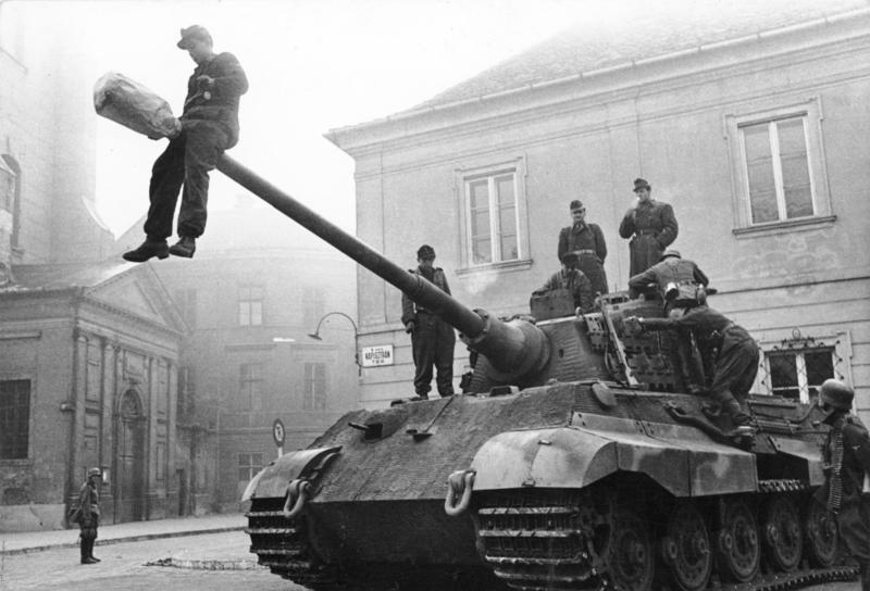 Budapest, Panzer VI (Königstiger) Королевский тигр.jpg
