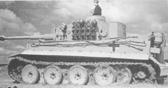 Экипажи 2-й роты 502-го тяжёлого танкового батальона осваивают только что полученные новенькие «тигры». Лето 1943 года.jpg