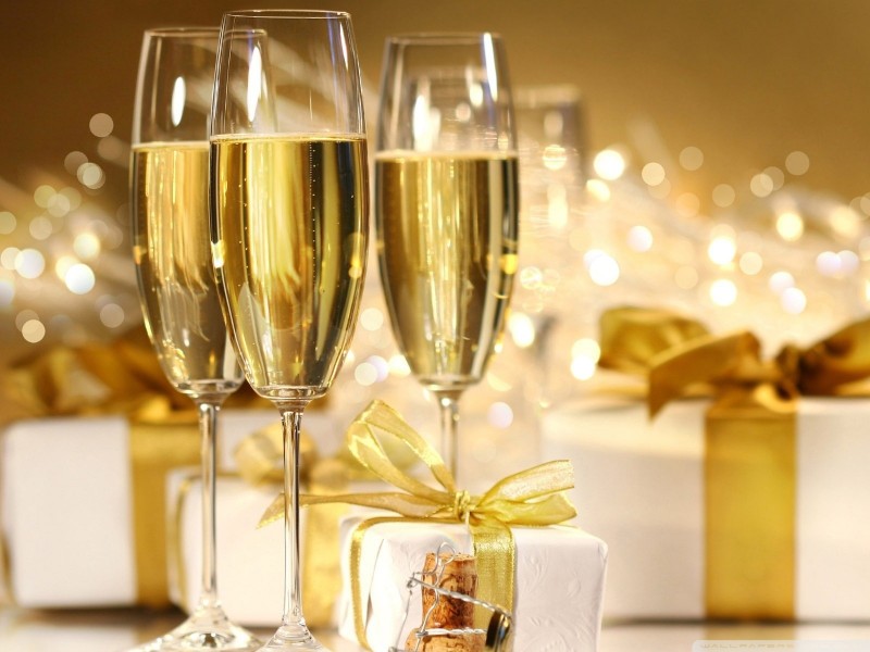 novogodnie-podarki-i-shampanskoe-1600x1200.jpg