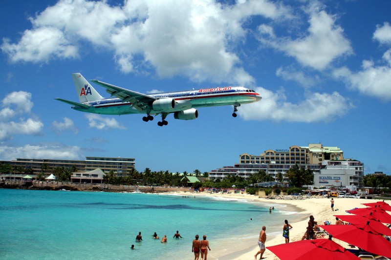 American_757_on_final_approach_at_St_Maarten_Airport.jpg