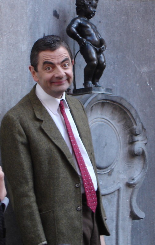 Rowan_Atkinson_and_Manneken_Pis.jpg